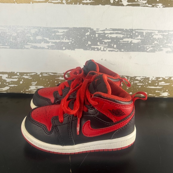 Jordan Other - Jordan 1 mid “Bred”.